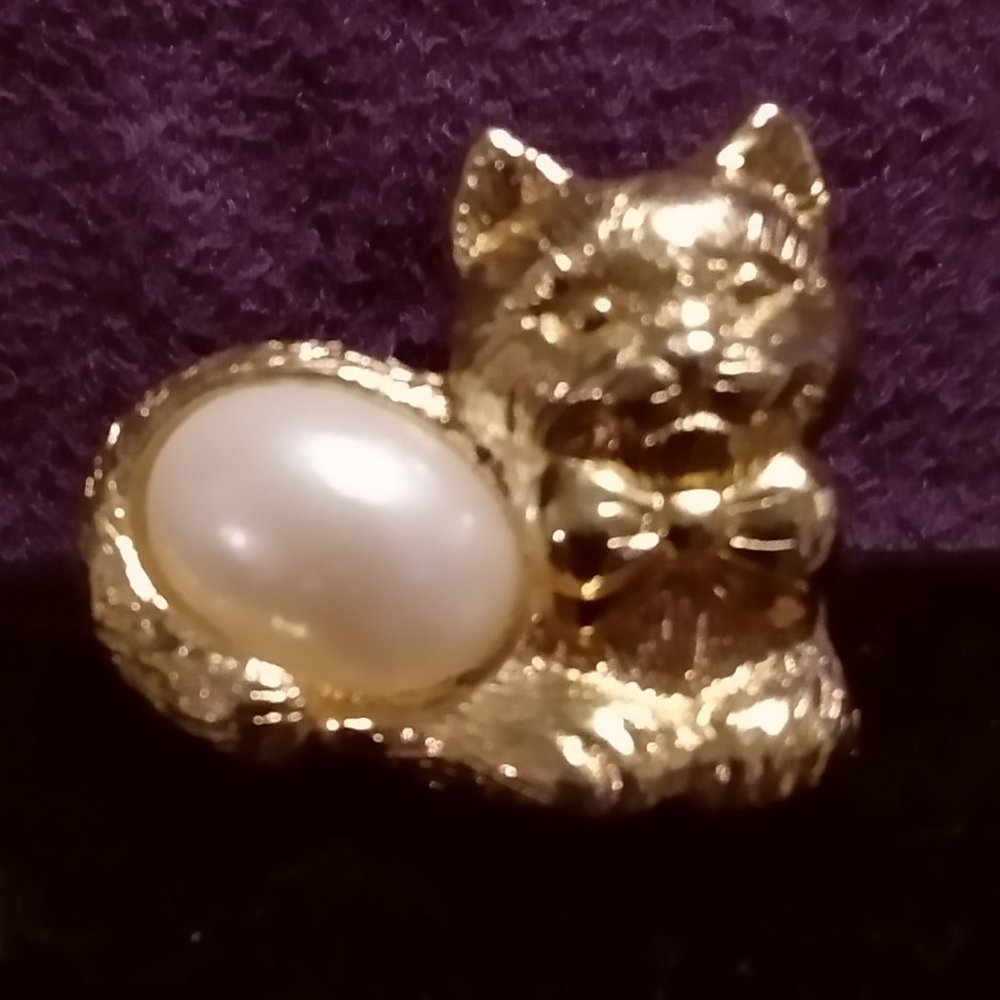 Cat tack pin with pearl